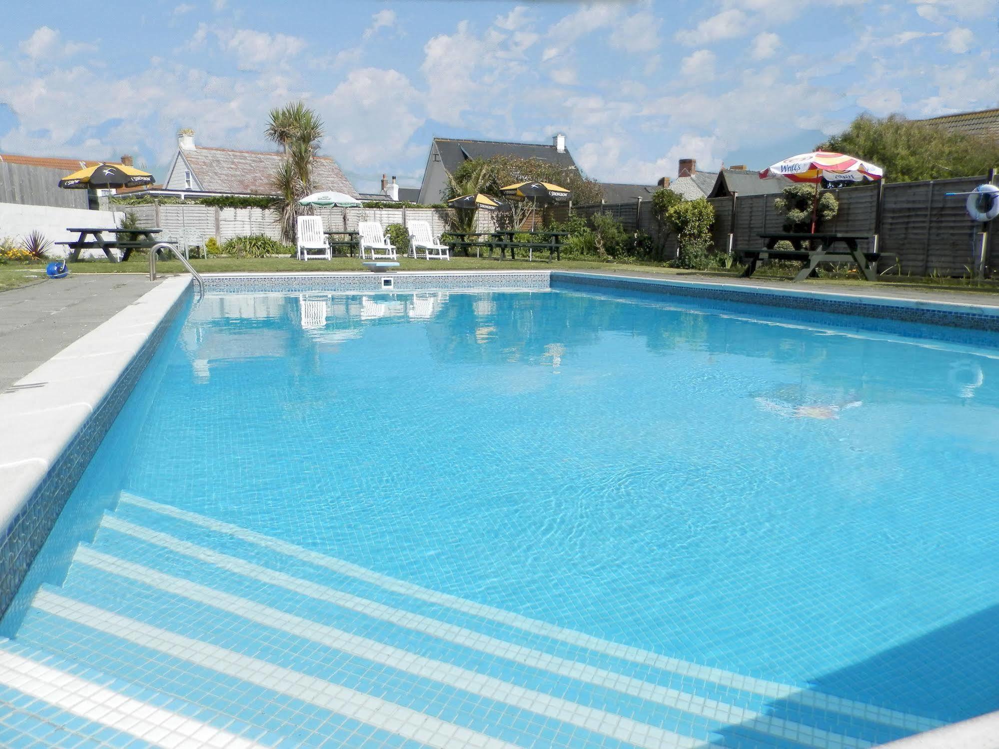Wayside Cheer Hotel Castel Dış mekan fotoğraf
